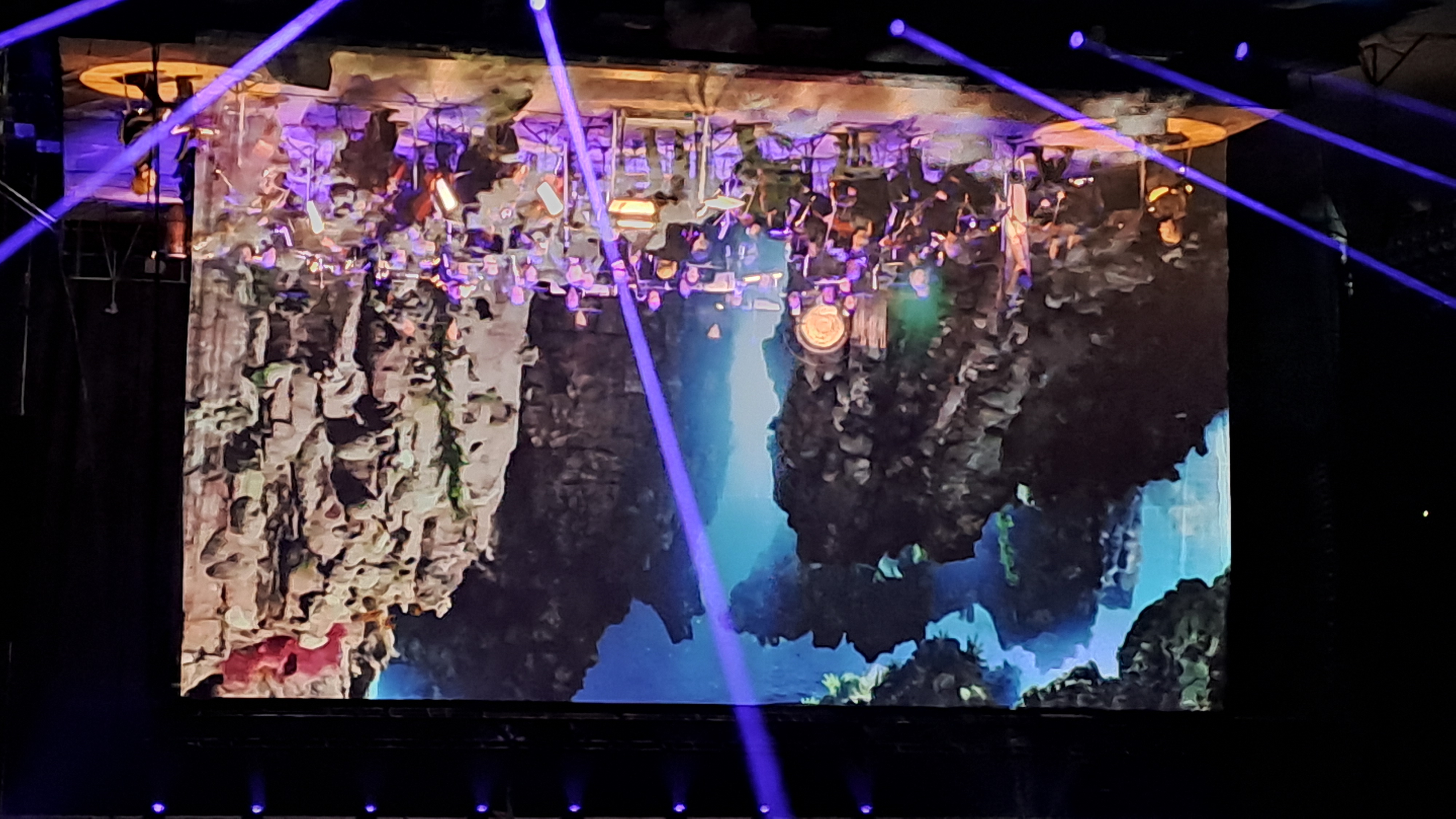 Bühne mit Hologramm und Orchester